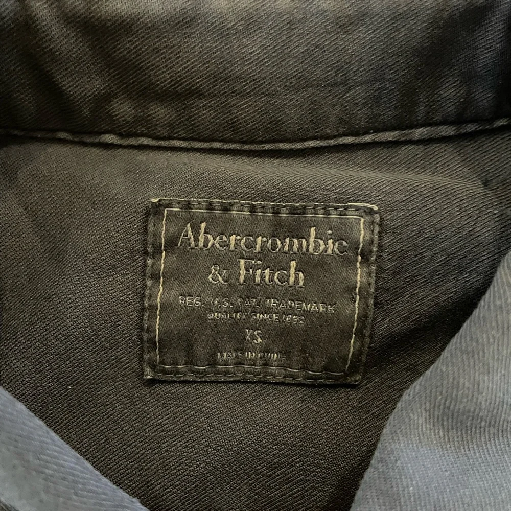 Abercrombie & Fitch Cotton Blend Solid Print Button Down Shirt in Navy Size XS - Picture 5 of 6